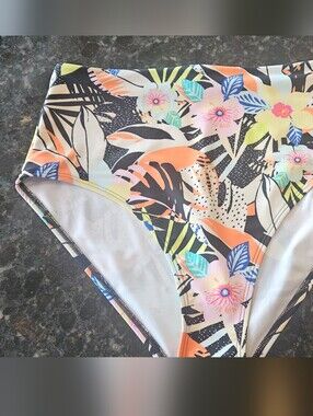 NWT Floral Tropical Bikini Bottom in Multicolor